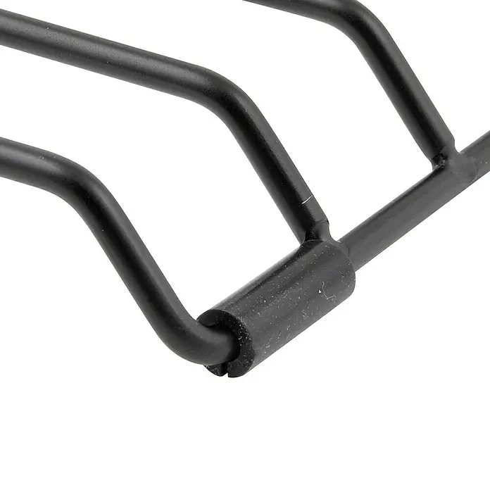 Salvamantel - 17 x 24 x 2,5 cm, Metal - Primer plano de una parrilla de metal negra, que muestra su robusta construcción y funcionalidad para asar a la parrilla.