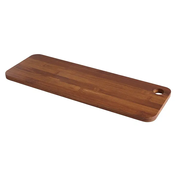 Tabla de cortar - 15 x 45 x 1,5 cm, Madera - Primer plano de una tabla de cortar de madera alargada con esquinas redondeadas y un orificio para colgar, ideal para trabajos de cocina.