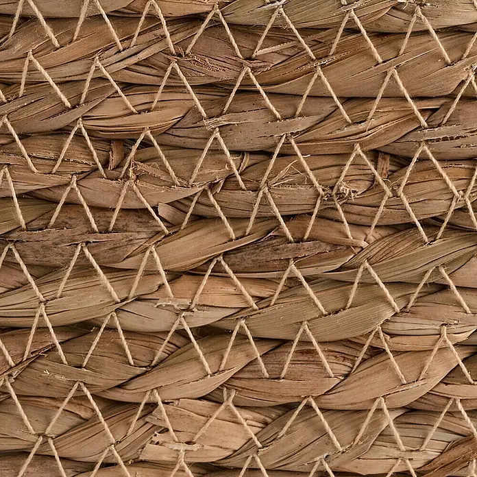 Cesta de junco - L x An x Al: 24 x 34 x 17 cm, Natural - Primer plano de una cesta tejida de fibra natural con hilo decorativo de color claro, ideal para soluciones de almacenamiento.