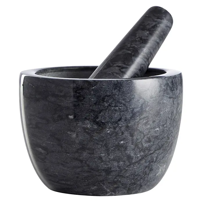 Mortero de cocina - Ø x Al: 12 x 9 cm, Piedra - Primer plano de un mortero y mano de mármol negro, un utensilio de cocina para triturar especias y hierbas.