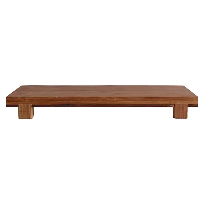 Bandeja Tabla - 15 x 26 x 3 cm, Madera - Primer plano de una mesa rectangular de madera marrón con patas cortas y cuadradas.