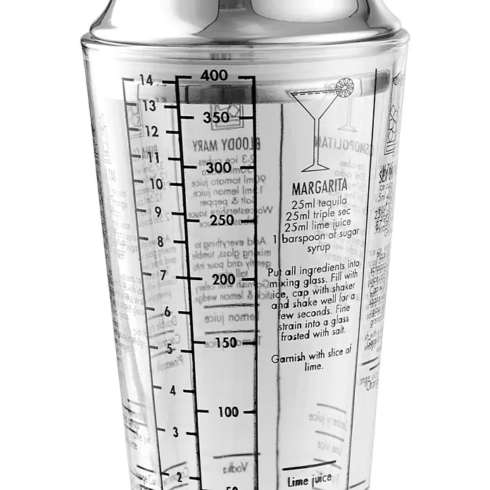 Vaso coctelera - 400 ml, Vidrio, Tranasparente - Primer plano de una coctelera de vidrio con recetas impresas y escalas de medición para preparar cócteles.