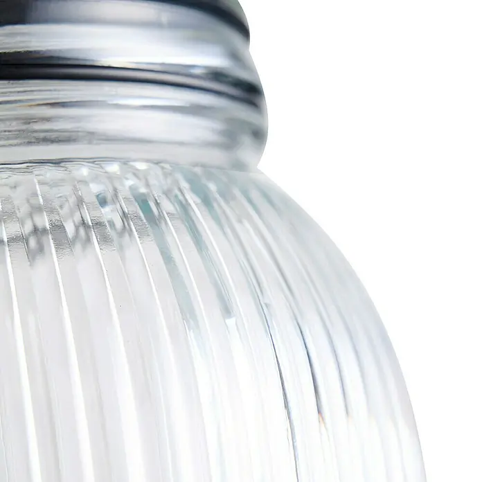 Frasco con cierre mecánico - 1,4 l, Vidrio - Primer plano de un recipiente de vidrio transparente con textura acanalada y tapa plateada. El diseño minimalista destaca la forma del tarro de vidrio.