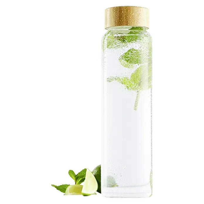 Botella de vidrio - 1 l, Material: Vidrio - Botella de agua transparente con menta y lima, perfecta para una hidratación refrescante. La tapa de madera añade un toque natural.