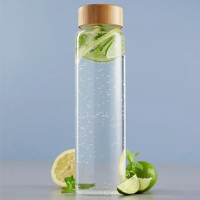 Botella de vidrio - 1 l, Material: Vidrio - Elegante botella de agua de vidrio con tapa de bambú, llena de agua refrescante, rodajas de pepino y limón, ideal para la hidratación diaria.