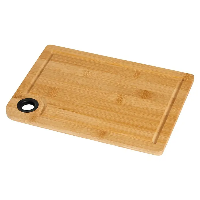 Tabla de cortar - 20 x 28 x 1 cm, Bambú - Primer plano de una tabla de cortar rectangular de bambú con ranura para jugos y orificio.