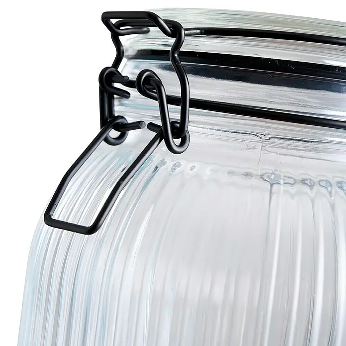 Frasco con cierre mecánico - 1,9 l, Vidrio - Primer plano de un tarro de almacenamiento de vidrio con cierre de fianza de alambre, que muestra las estrías de vidrio transparente y los detalles de acento de metal negro.