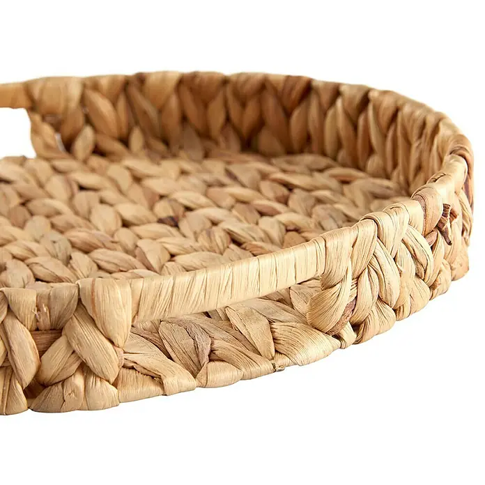 Bandeja natural - Diámetro: 32 cm, Fibra natural, Natural - Primer plano de una cesta redonda de jacinto de agua tejida, ideal para decoración o como bandeja de servir.