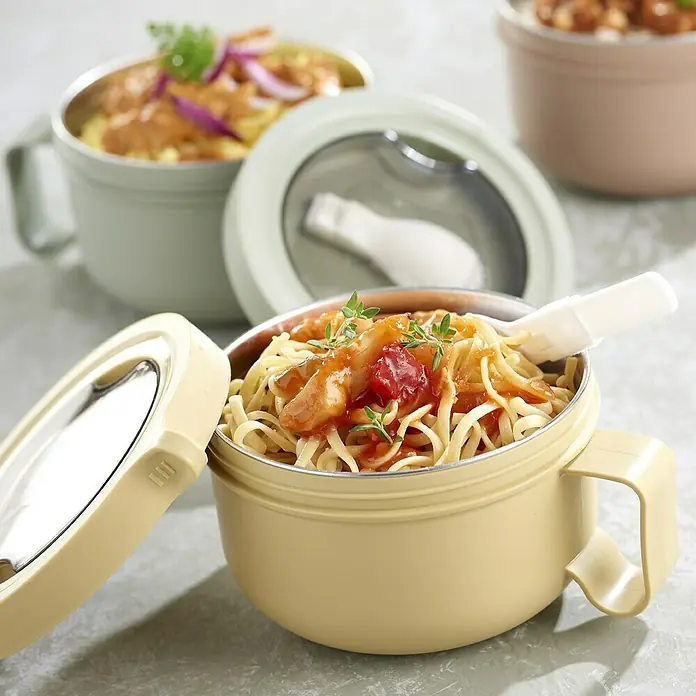 Fiambrera con asa - Ø x Al: 14,5 mm x 9,3 cm, 850 ml - Primer plano de una fiambrera isotérmica con pasta y salsa de tomate, completa con tapa y cuchara integrada.