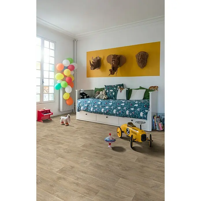 Beauflor PVC-Boden Meterware Feelings - Holzoptik, Breite: 400 cm, Natur - Ein Kinderzimmer mit hellbraunem Holzboden, einem weißen Bett mit blauem Bezug und Spielzeug.