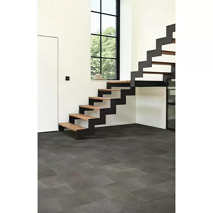 Beauflor PVC-Boden Meterware Feelings - 300 cm, Preston, Dunkelgrau - Dunkelgrauer Fliesenboden in modernem Interieur mit schwarzer Holztreppe.