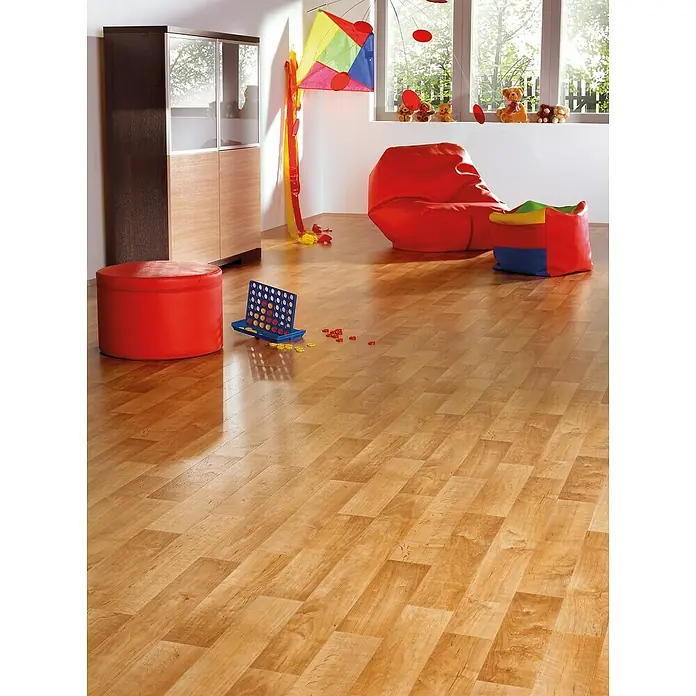 Beauflor PVC-Boden Meterware Start - 400 cm, Catal, Braun - Ein helles Zimmer mit einem Holzschrank, einem roten Sitzhocker und einem roten Sitzsack sowie Spielzeug auf dem Holzboden.