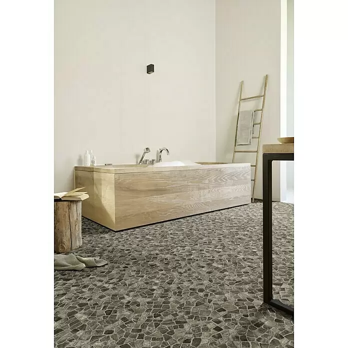 Beauflor PVC-Boden Meterware Start - 200 cm, Selby, Braun - Unregelmäßige Kieselstein-Optik-Fliesen in Dunkelgrau und Braun als natürlicher Boden in einem modernen Bad.