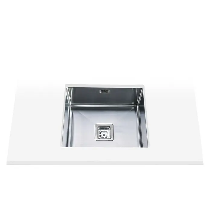Edesa Fregadero encastrable Makalu - 44 x 49 cm, Acero inoxidable - Imagen de un fregadero moderno de acero inoxidable empotrado en una encimera blanca. Es cuadrado y tiene un diseño limpio y minimalista.