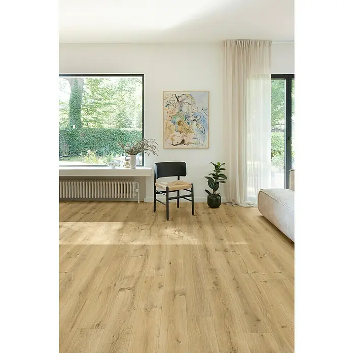Beauflor PVC-Boden Meterware Tex-Style - 400 cm, Sweet Oak, Natur - Heller Holzboden in einem Raum mit Fenster und Kunst. Der Bodenbelag verleiht dem Raum eine warme und einladende Atmosphäre.