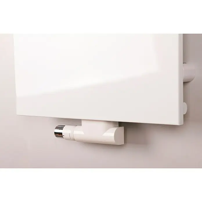 Szagato Mittelanschlussblock - ½″, Durchgang, Weiß/Chrom - Nahaufnahme eines weißen Heizkörpers mit Thermostatventil an einer hellen Wand.