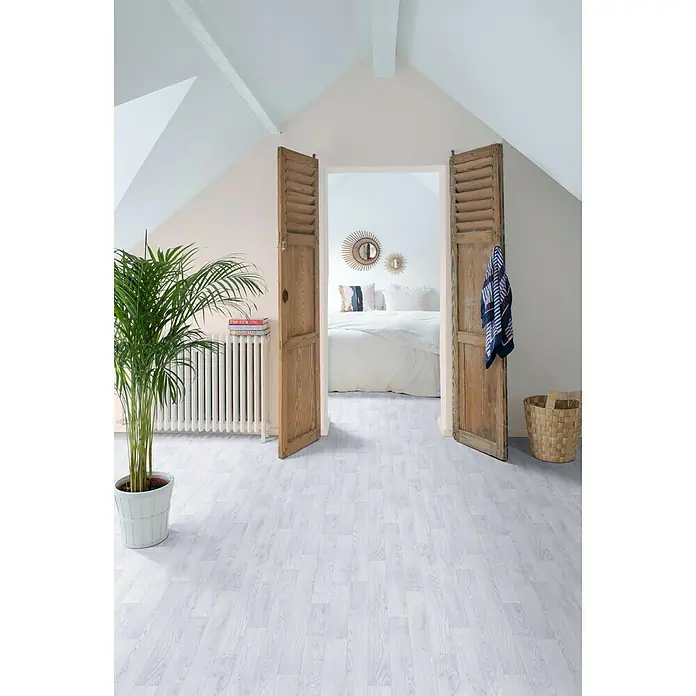 Beauflor PVC-Boden Meterware HeraHolzoptik, Breite: 400 cm, Hellgrau/Weiß - Helles Zimmer mit Holzboden und geöffneten Holztüren. Eine grüne Pflanze und ein Wäschekorb ergänzen das Dekor.