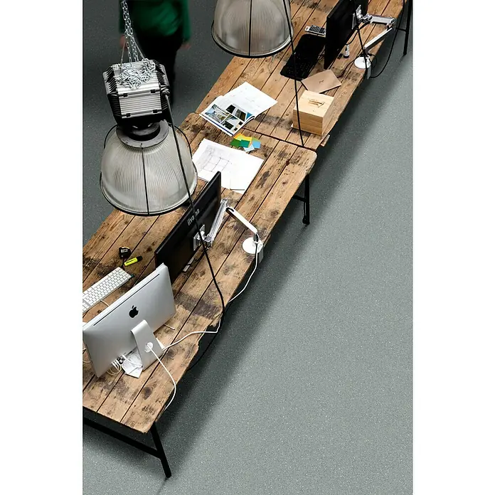 Beauflor PVC-Boden Meterware Titan - 400 cm, Scala, Blau - Ein langer Holztisch mit Computern und einer Lampe, die an Ketten von der Decke hängt, bietet einen modernen Arbeitsplatz.
