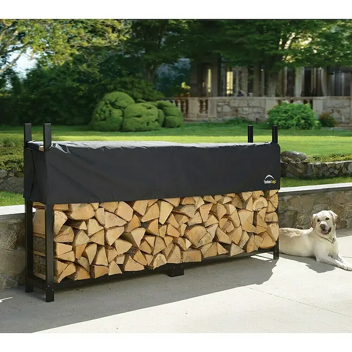 ShelterLogic Kaminholzregal - 238,3 x 36,3 x 119 cm, Stahl, Schwarz - Brennholzregal mit Abdeckung und Holzscheiten, daneben ein hellfarbener Labrador.