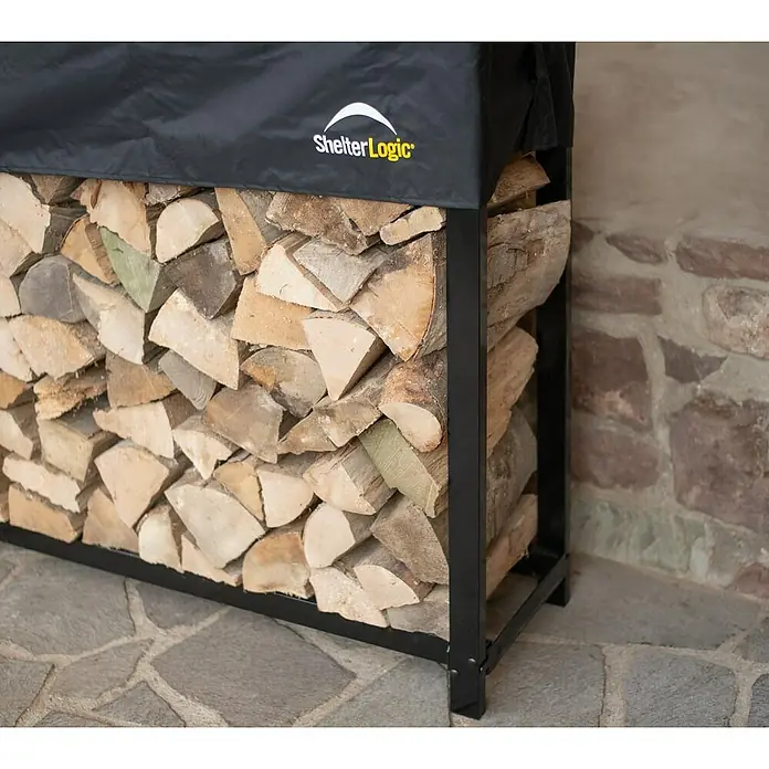 ShelterLogic Kaminholzregal - 238,3 x 36,3 x 119 cm, Stahl, Schwarz - Ein schwarzes Kaminholzregal gefüllt mit Holz und einer schwarzen Abdeckung mit dem ShelterLogic-Logo, neben einer gemauerten Wand.