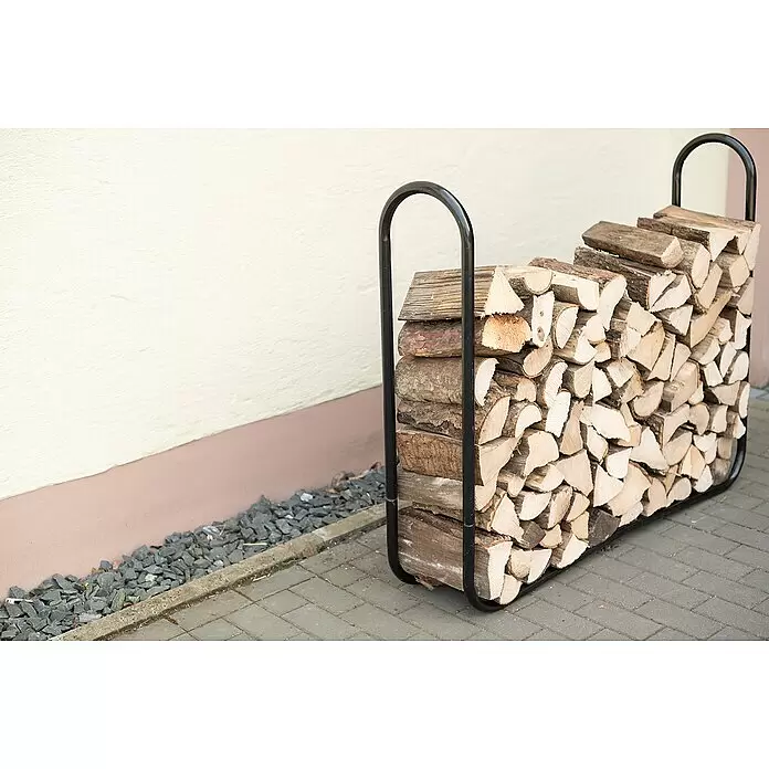 ShelterLogic Kaminholzregal - 121,9 x 25 x 104 cm, Stahl, Schwarz - Schwarzes Metall-Brennholzregal, gefüllt mit ordentlich gestapelten Holzscheiten, draußen.