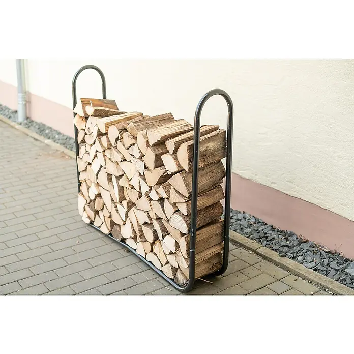 ShelterLogic Kaminholzregal - 121,9 x 25 x 104 cm, Stahl, Schwarz - Holzstapel: Nahaufnahme eines Holzregals gefüllt mit geschnittenem Holz, das eine rustikale und praktische Lagerlösung darstellt.