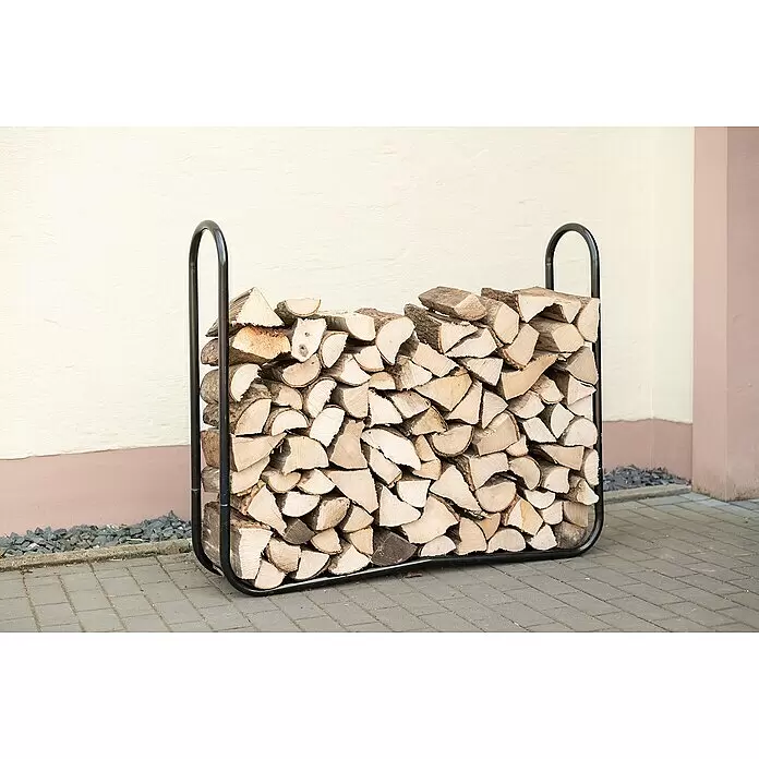 ShelterLogic Kaminholzregal - 121,9 x 25 x 104 cm, Stahl, Schwarz - Schwarzes Metall-Kaminholzregal mit gestapelten Holzscheiten im Freien neben einem Gebäude.