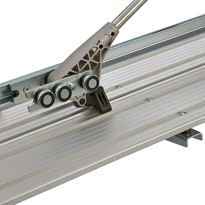 Wolfcraft Cortador manual de azulejos TC 710 PM - Longitud de corte máx.: 710 mm, Espesor máx. de azulejo: 14 mm - Vista detallada de un cortador de azulejos con guía de rodillos y palanca. Corte preciso de azulejos para resultados profesionales.
