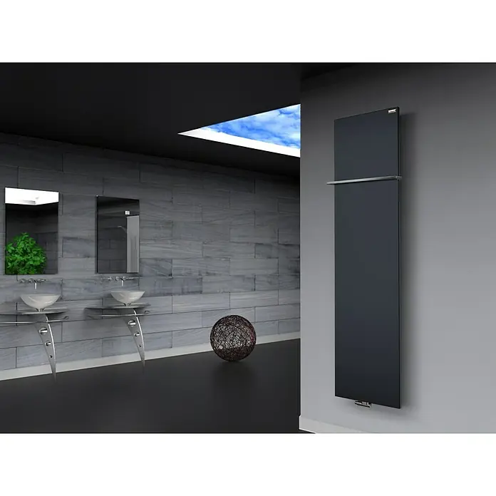 Szagato Designheizkörper Manhattan 3 - B x H: 470 x 1.800 mm, Wärmeleistung bei Vorlauftemperatur von 75 °C (D: 50): 1.118 W, Anthrazit, Mit 1 Handtuchhalter (15 mm) - Elegantes Badezimmer mit einem modernen schwarzen Handtuchwärmer an der Wand, der Funktionalität und Stil vereint.