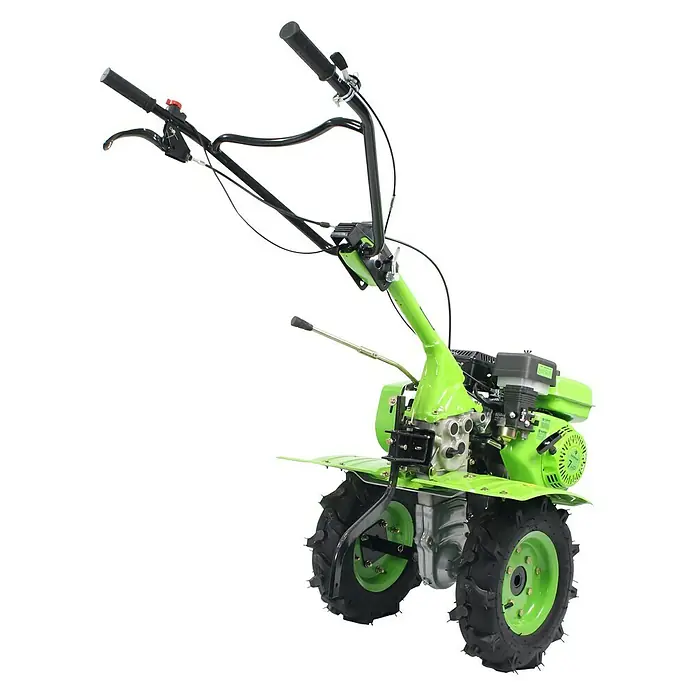 Azada de gasolina 7CV-210CC - 5,2 kW, 4 tiempos, Recomendación máxima de superficie: 1.500 m² - Una motoazada verde con manijas y neumáticos negros sobre un fondo negro.