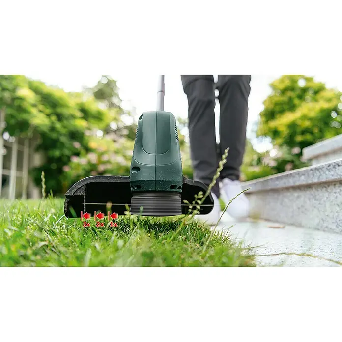 Bosch Ersatzfadenspule - Fadenlänge: 4 m, Fadenstärke: 1,6 mm, Passend für: Bosch Rasentrimmer EasyGrassCut 18, 23 und 26 - Nahaufnahme eines Rasentrimmers der Marke Bosch in Aktion, der Gras trimmt, während eine Person im Hintergrund steht.