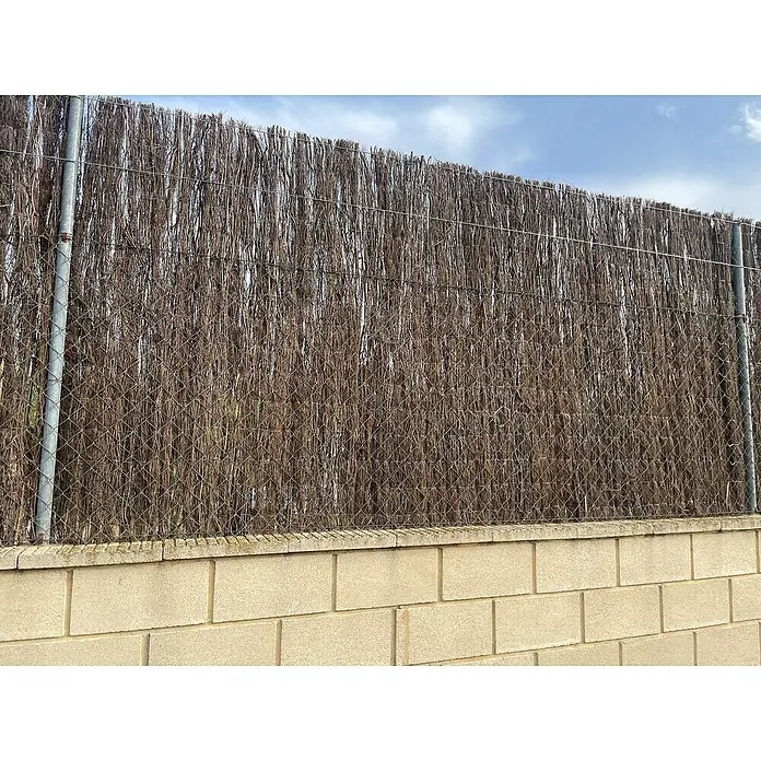 Brezo Eco 1 - 5 x 2 m, Marrón - Una vista detallada de una cerca alta de jardín con piedra de guijarros resistente y tejido de madera natural, soportada por robustos postes metálicos.