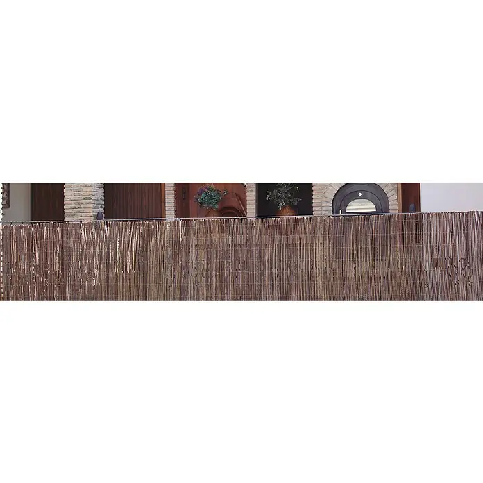 Ocultación de mimbre natural - 5 x 1 m, Mimbre, Marrón - Primer plano de una valla de bambú marrón que ofrece privacidad y crea una estética rústica en un espacio exterior.