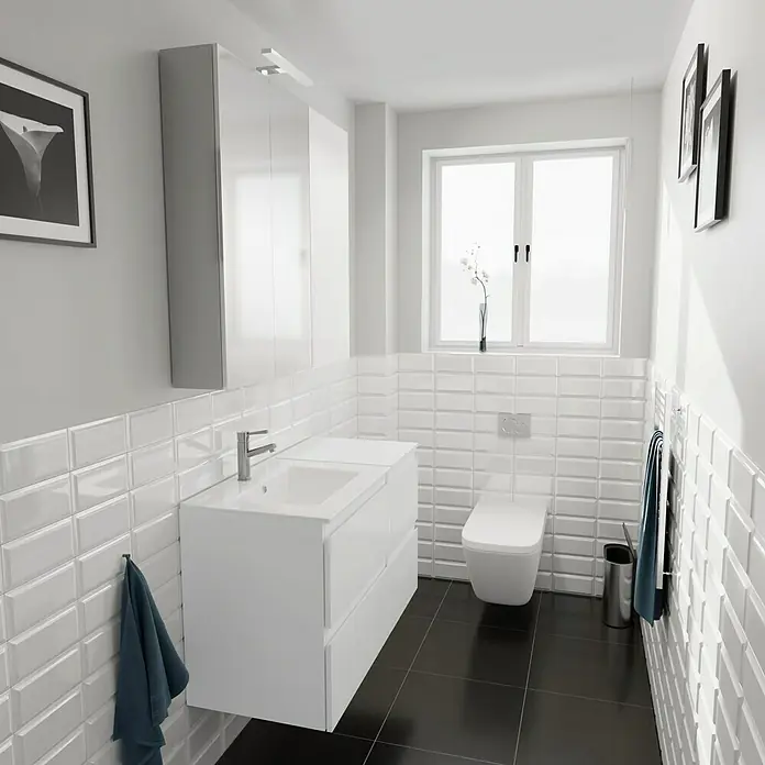 Camargue Espacio Badmöbel-Set i83 - 100 cm, Gama weiß glänzend - Ein helles Badezimmer mit weißen Metrofliesen und schwarzen Bodenfliesen, ausgestattet mit einem modernen Waschtisch und einer Toilette.
