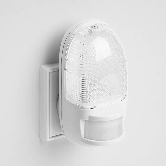 LED-Nachtlicht mit Bewegungsmelder - L x B x H: 62 x 60 x 135 mm, Warmweiß - Weiße Nachtlicht mit Bewegungssensor für Steckdosen. Das Licht spendet sanftes Licht und bietet Sicherheit im Dunkeln, ideal für Kinderzimmer.