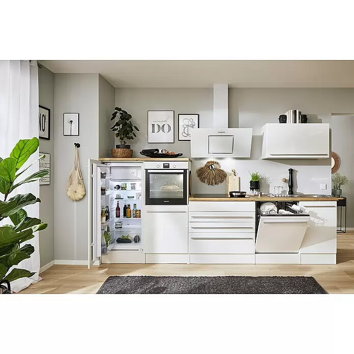Respekta Premium Küchenzeile Gabriel - Breite: 320 cm, Weiß, Mit Elektrogeräten - Eine moderne Küche mit weißen Einbaugeräten: offener Kühlschrank, Backofen mit Brot und offener Geschirrspüler mit Geschirr.