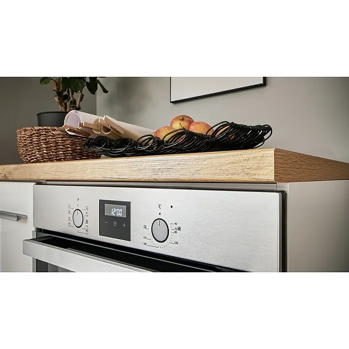 Respekta Premium Küchenzeile GabrielBreite: 290 cm, Weiß, Mit Elektrogeräten - Einbauofen mit Digitalanzeige und Drehknöpfen, eingebettet in eine moderne Küche mit hölzerner Arbeitsplatte und dekorativen Elementen.