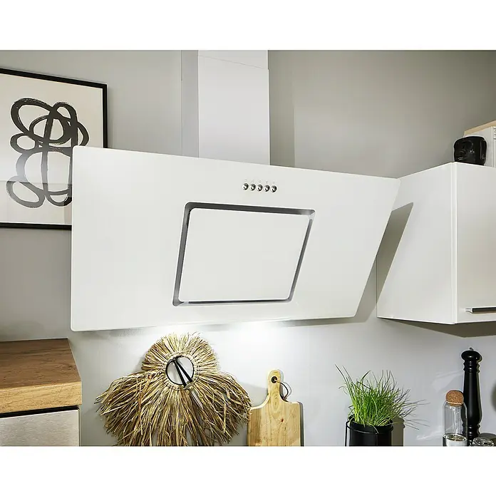 Respekta Premium Küchenzeile Gabriel - Breite: 320 cm, Weiß, Mit Elektrogeräten - Nahaufnahme einer modernen, weißen Dunstabzugshaube, die über einem stilvollen Küchenbereich mit dekorativen Elementen hängt.