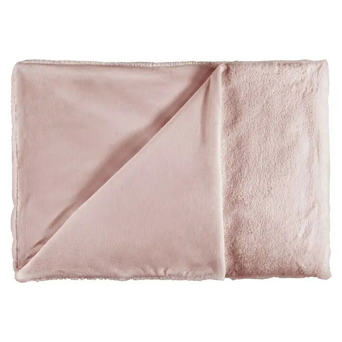 Decke Happy - Puderrosa, 200 x 150 cm, 100 % Polyester - Eine rosa Kuscheldecke, teilweise gefaltet, zeigt eine glatte und eine flauschige Seite, ideal für Komfort und Wärme.