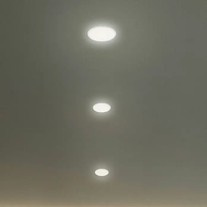Briloner Foco empotrable Plat - 6 W, Ø x Al: 10 x 3,5 cm, Blanco, Blanco neutro - Tres luces de techo LED redondas iluminan la habitación, iluminación perfecta para un hogar moderno ahorrando energía.