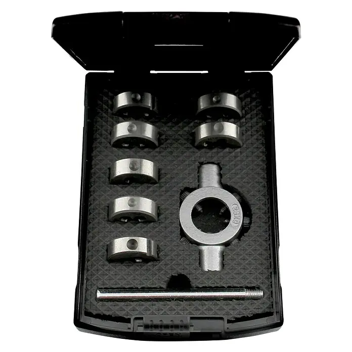 Matador Gewindeschneidsatz HSS - 8 -tlg. - Nahaufnahme eines Uhrenarmband-Entfernungssets in einer schwarzen Box, ideal für Uhrmacher und Bastler.