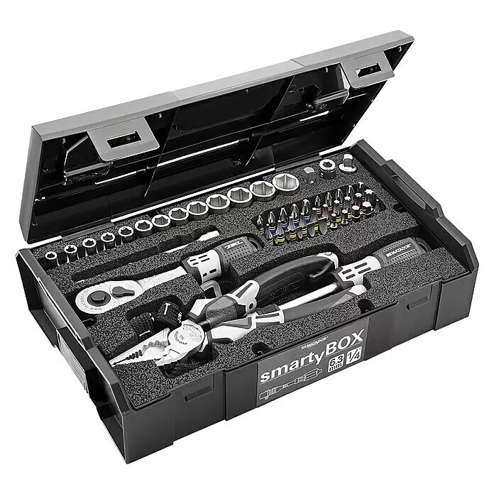 Steckschlüssel-Set Smartybox S1 - 61 -tlg., Antriebsgröße: ¼″ - Offener schwarzer Matador SmartyBox Werkzeugkasten mit Ratsche, Zange, Schraubendreher, Stecknüssen und Bits, ordentlich in Schaumstoff eingelegt.