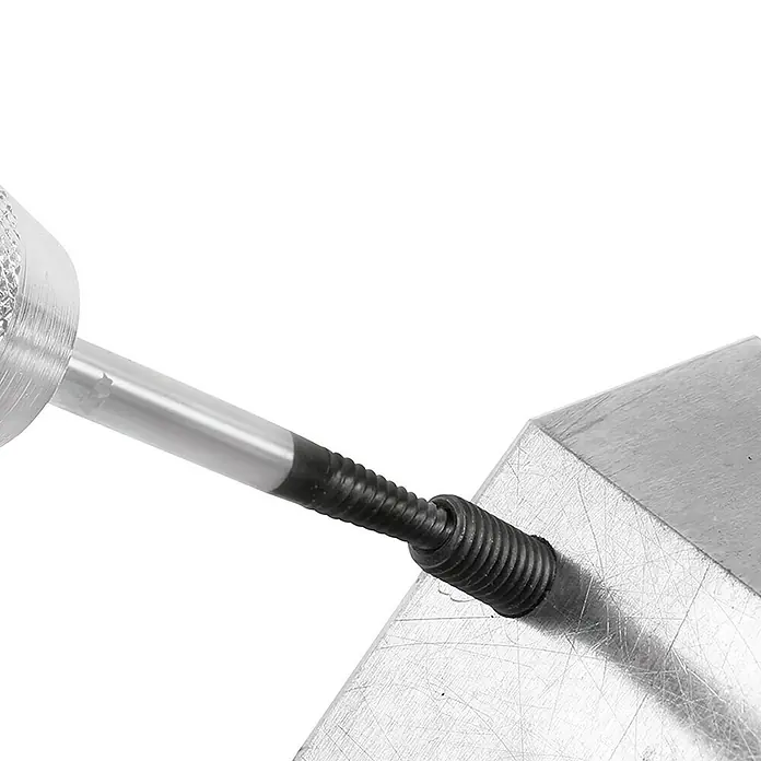 Matador Werkzeughalter mit Knarre - Geeignet für: M3 - M10 - Ein Bolzen mit Gewinde wird in einen Metallblock geschraubt, wobei die Details des Gewindes und die Textur des Metalls deutlich sichtbar sind.