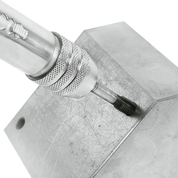 Matador Werkzeughalter mit Knarre - Geeignet für: M3 - M10 - Metallbohrer, der ein Gewinde in ein Metallstück schneidet, präzise und effizient für professionelle Anwendungen.