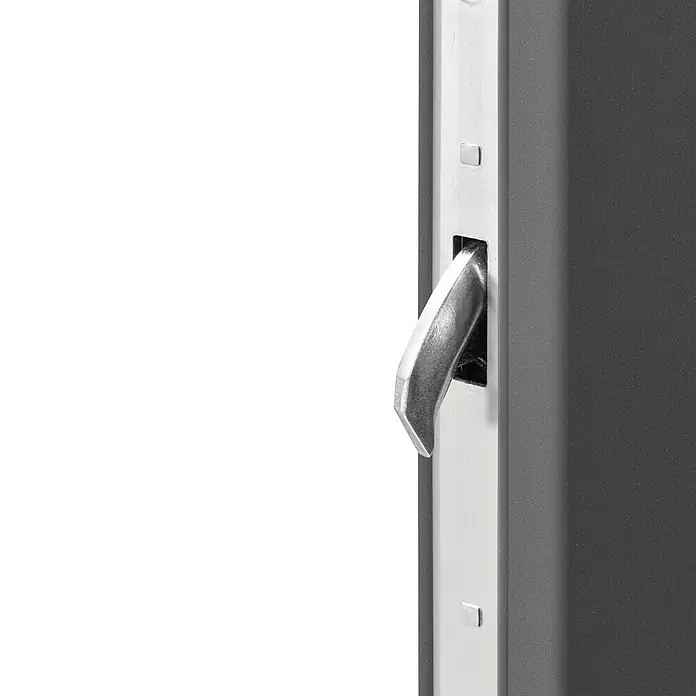 Splendoor Haustür Thermodoor PLUS SP10 - 110 x 210 cm, DIN Anschlag: Links, Anthrazitgrau Feinstruktur - Nahaufnahme eines Fenstergriffs in Silber, der in einem modernen Rahmen montiert ist.