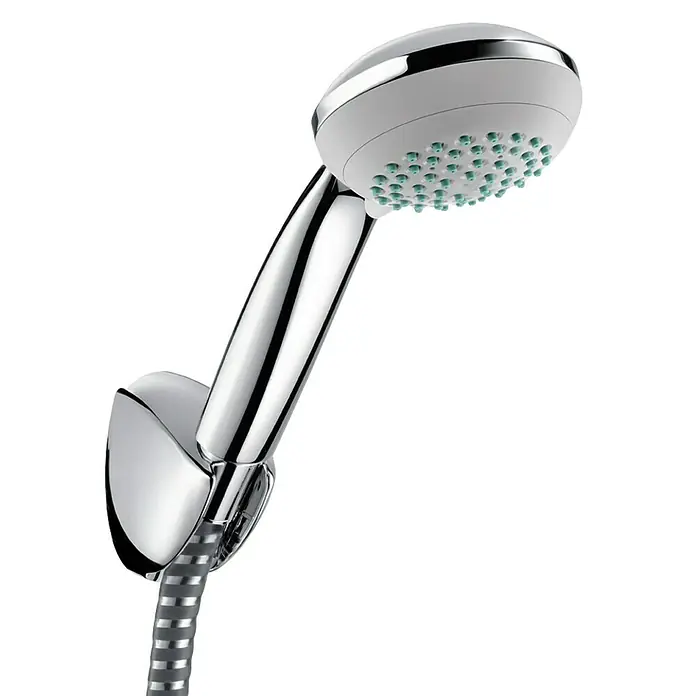Hansgrohe Crometta Brause-Set 85 Vario - Anzahl Funktionen: 2 Stk., Durchmesser Handbrause: 8,5 cm, Chrom - Eine verchromte Handbrause mit weißem Kopf und grünen Düsen ist an einer Wandhalterung befestigt. Sie ist ein elegantes Badezimmeraccessoire.
