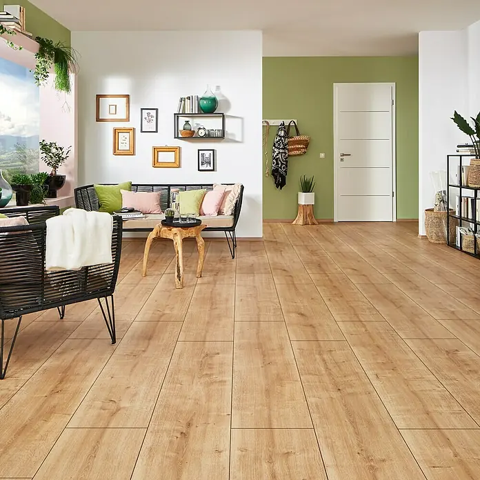LOGOCLIC Laminatmuster Vinto Eiche Palazzo - 296 x 195 x 8 mm, Landhausdiele - Gemütliches Wohnzimmer mit hellem Laminatboden, der Wärme und Natürlichkeit ausstrahlt. Schafft eine einladende Atmosphäre.