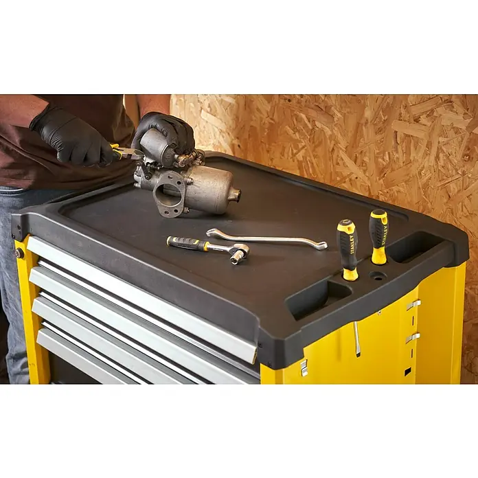 Stanley Carro portaherramientas STST74305-1 - L x An x Al: 67,6 x 42,6 x 85,9 cm, Número de cajones: 5 ud., Capacidad de carga: 300 kg - Carro de herramientas con un mecánico trabajando en un carburador, con llaves, carraca y destornilladores.