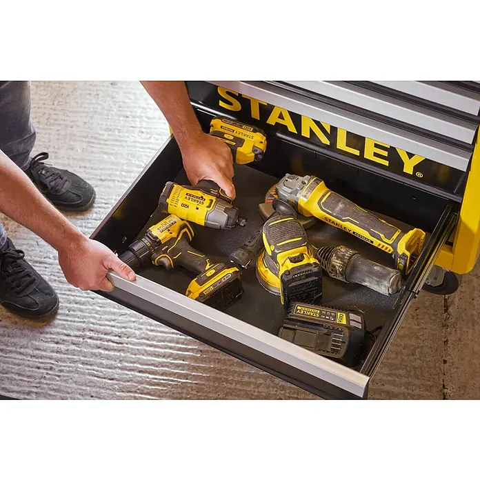 Stanley Carro portaherramientas STST74306-1 - L x An x Al: 74 x 45,9 x 89,8 cm, Número de cajones: 7 ud., Capacidad de carga: 300 kg - Un cajón de herramientas lleno de herramientas Stanley Fatmax amarillas y negras, incluyendo un taladro y una amoladora.