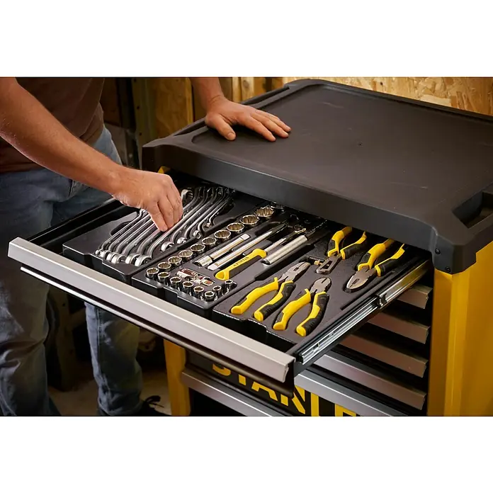 Stanley Carro portaherramientas STST74306-1 - L x An x Al: 74 x 45,9 x 89,8 cm, Número de cajones: 7 ud., Capacidad de carga: 300 kg - Carro de herramientas Stanley con cajones llenos de herramientas, incluyendo llaves, vasos y alicates.